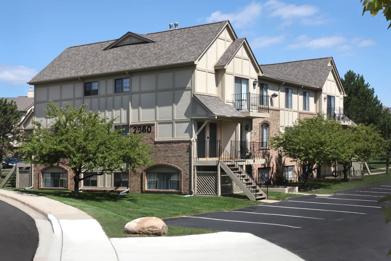 The Edge At Oakland in Auburn Hills, Michigan the-edge-at-oakland-off-campus-student-apartments-oakland-university-1